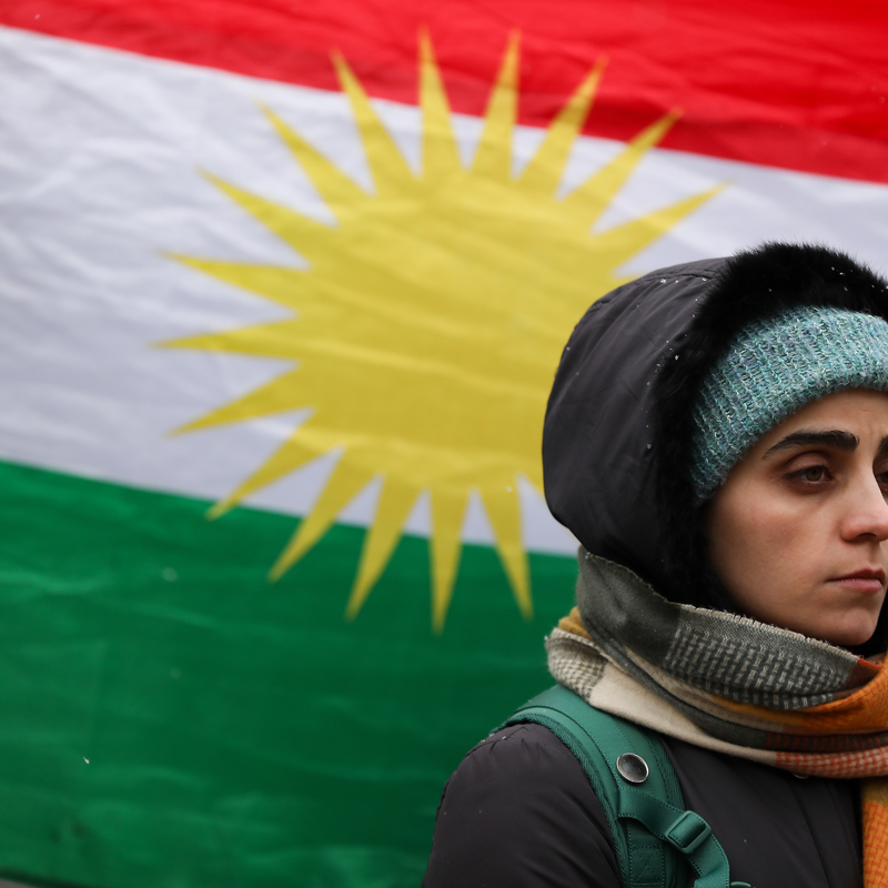 Bild von einer Solidaritäts-Demonstration in Krakau (Polen), auf dem eine Frau vor der Flagge Kurdistans zu sehen ist.  | © Klaudia Radecka, Getty Images | Die Flagge des kurdischen Volkes ist derzeit an vielen Demos zu sehen. 