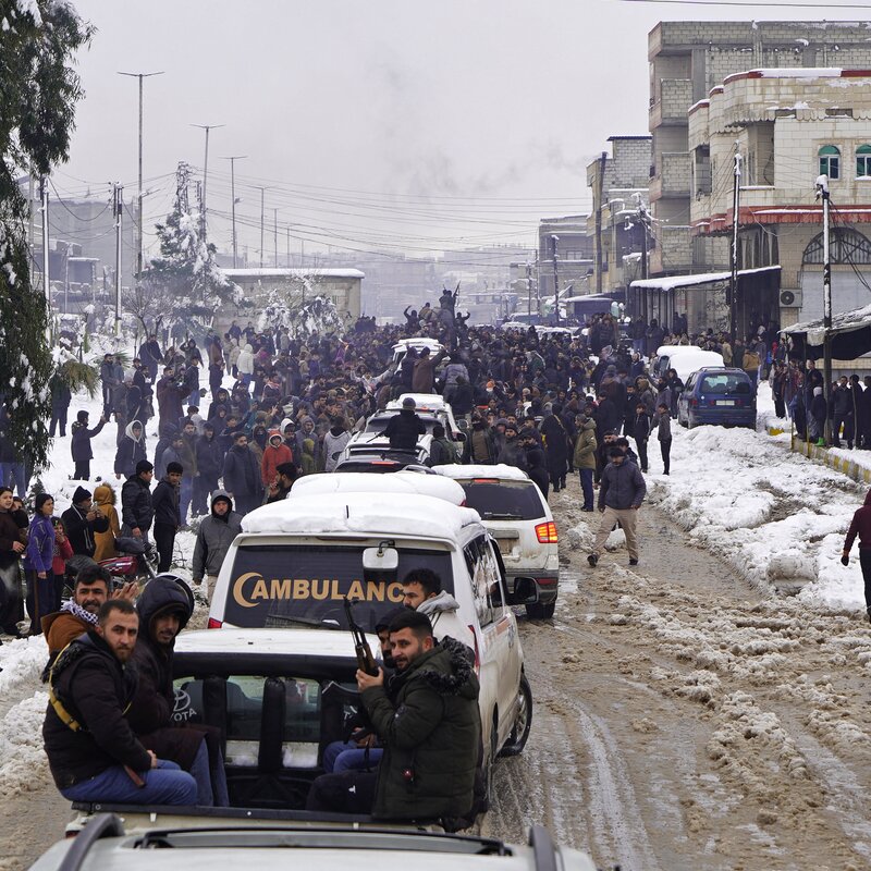 Ankunft von Einheiten der kurdischen geführten SDF in der Stadt Kobanê.  | © AFP via Getty Images | Tausende Menschen sind im Januar inmitten von Schnee und Kälte nach Kobanê geflüchtet. 