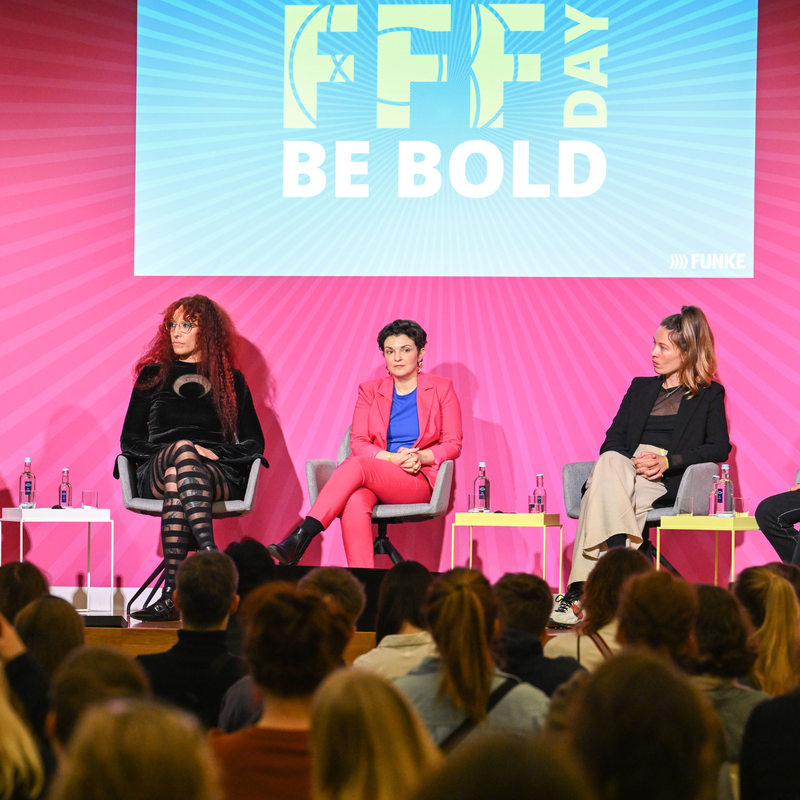 Foto von Camille Haldner, Jasmin Dickerson, Natalya Nepomnyashcha, Dr. Martyna Linartas und Christian Berkel auf der Bühne beim FFF DAY 2025 in Berlin.  | © Maurizio Gamberini, FUNKE Foto Services | Beim FFF DAY 2025 sprach Dr. Martyna Linartas (zweite Person von rechts) ebenfalls mit unserer Redakteurin Camille Haldner (links) und weiteren Panelist*innen über soziale und wirtschaftliche Ungleichheit. 