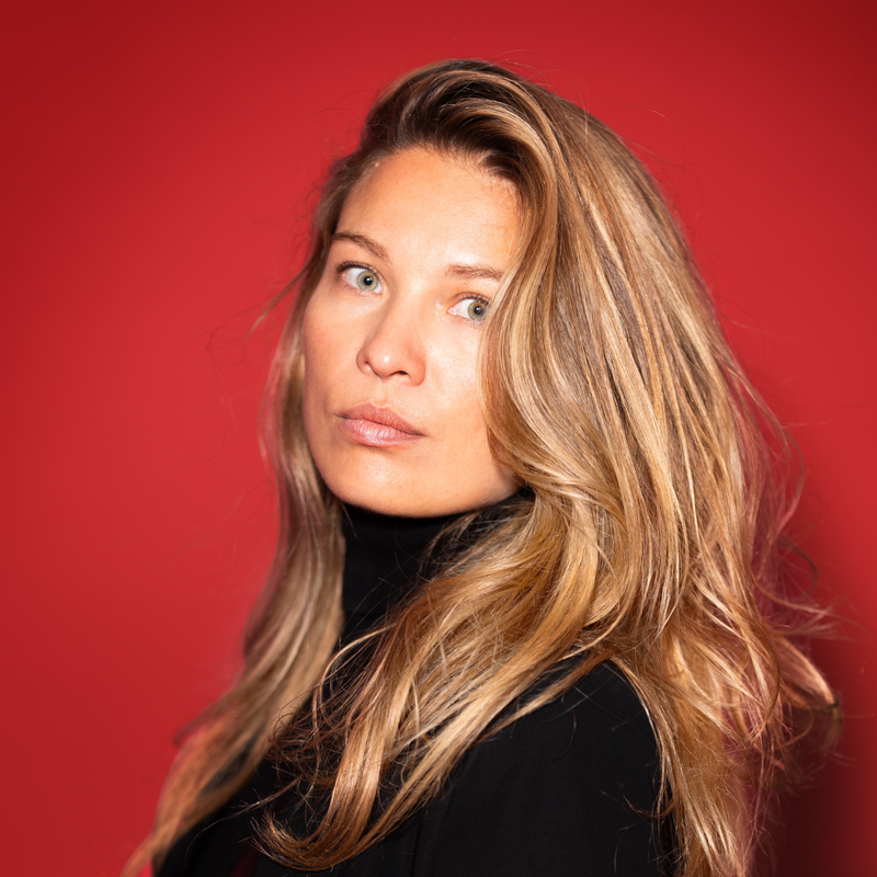 Porträt der Politikwissenschaflterin Dr. Martyna Linartas vor einer roten Wand.  | © Tim Kraehnke | Dr. Martyna Linartas ist Autorin des Buches „Unverdiente Ungleicheit“.