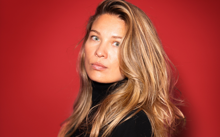 Porträt der Politikwissenschaflterin Dr. Martyna Linartas vor einer roten Wand.  | © Tim Kraehnke | Dr. Martyna Linartas ist Autorin des Buches „Unverdiente Ungleicheit“.