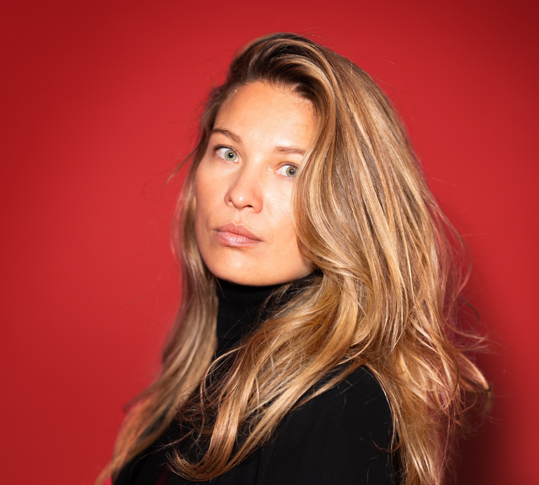 Porträt der Politikwissenschaflterin Dr. Martyna Linartas vor einer roten Wand.  | © Tim Kraehnke | Dr. Martyna Linartas ist Autorin des Buches „Unverdiente Ungleicheit“.