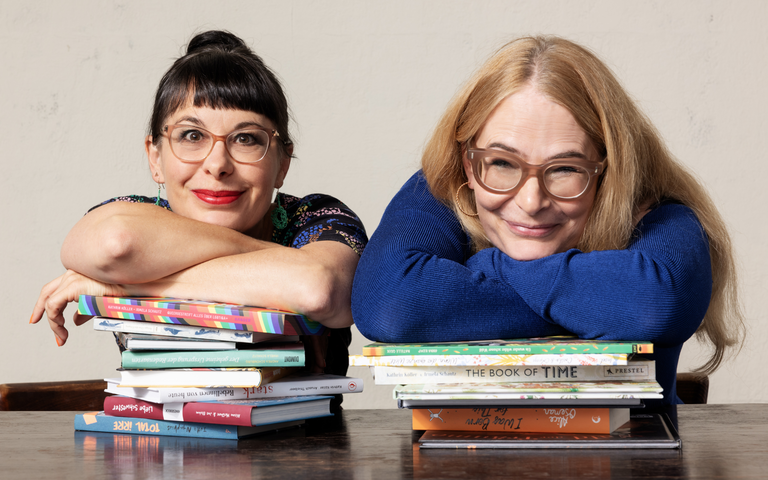 Foto der Illustratorin Irmela Schautz und der Autorin Kathrin Köller, die gemeinsam Bücher veröffentlichen.  | © Oliver Look | Irmela Schautz (links) und Kathrin Köller 