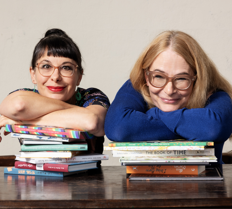 Foto der Illustratorin Irmela Schautz und der Autorin Kathrin Köller, die gemeinsam Bücher veröffentlichen.  | © Oliver Look | Irmela Schautz (links) und Kathrin Köller 
