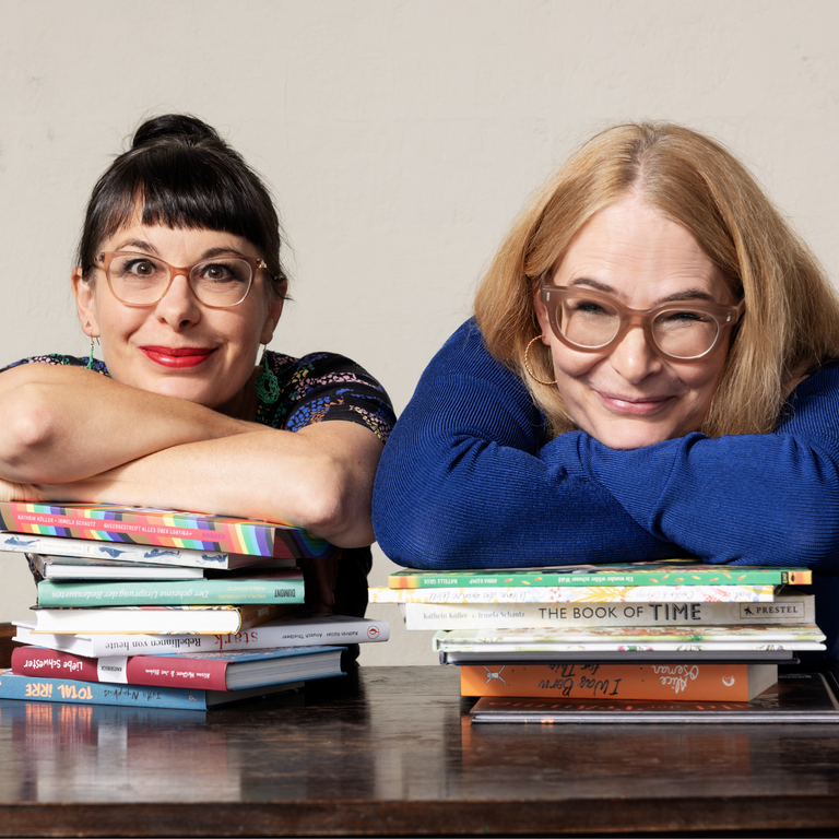 Foto der Illustratorin Irmela Schautz und der Autorin Kathrin Köller, die gemeinsam Bücher veröffentlichen.  | © Oliver Look | Irmela Schautz (links) und Kathrin Köller 