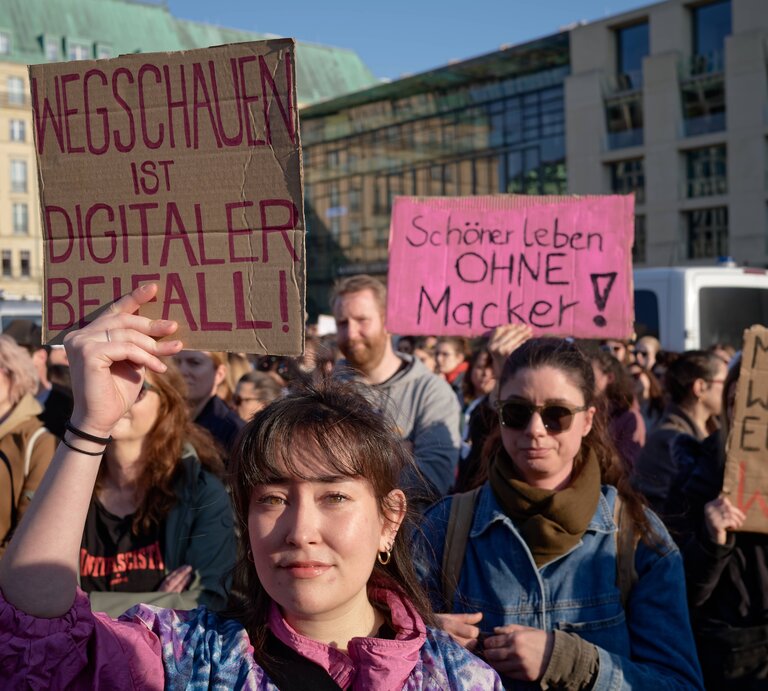 Demonstration in Solidarität mit Collien Fernandez | © IMAGO | Stefan Trappe