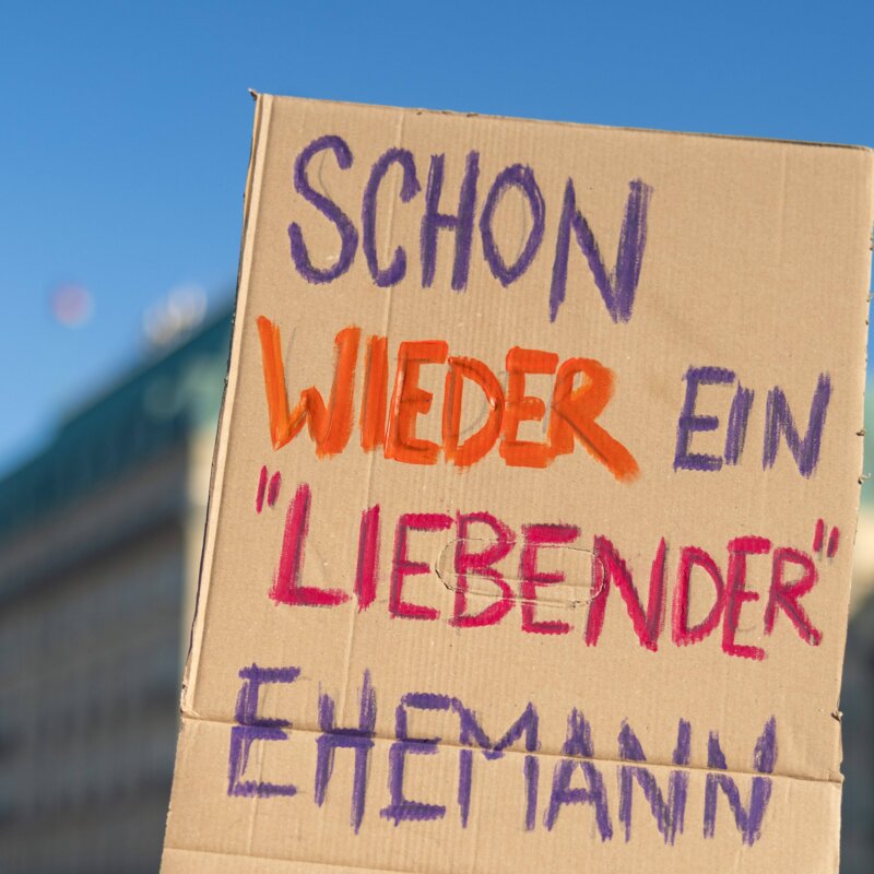 Foto von einer Demonstration in Solidarität mit Collien Fernandes. Auf dem Plakat steht: Schon wieder ein "liebender" Ehemann.  | © IMAGO | Christian Ender