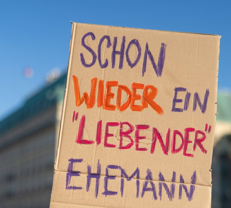 Foto von einer Demonstration in Solidarität mit Collien Fernandes. Auf dem Plakat steht: Schon wieder ein "liebender" Ehemann.  | © IMAGO | Christian Ender
