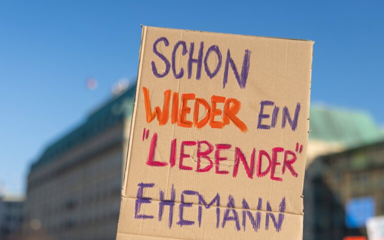 Foto von einer Demonstration in Solidarität mit Collien Fernandes. Auf dem Plakat steht: Schon wieder ein "liebender" Ehemann.  | © IMAGO | Christian Ender