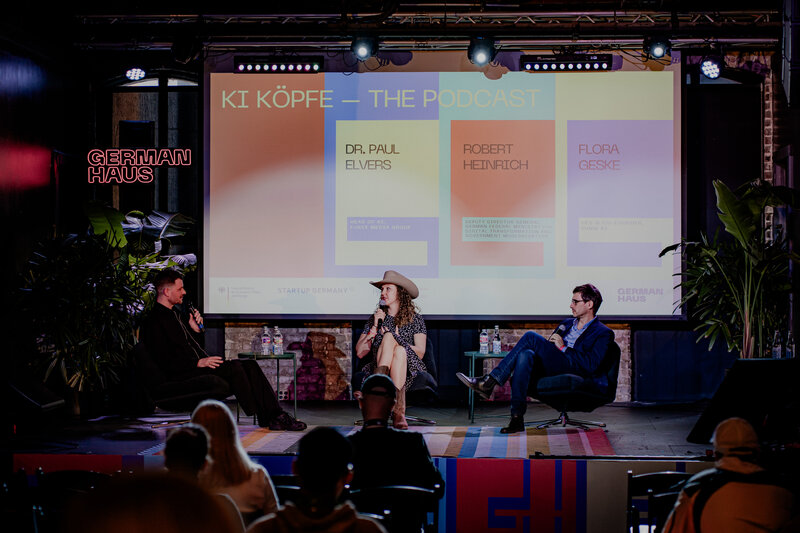 Live-Podcast KI-Köpfe im German Haus 2026 - mit Paul Elvers von FUNKE.  | © Alexander Schliephake for GERMAN HAUS 2026