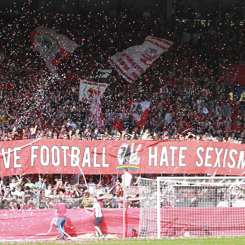 Stadion voller Fans, auf einem riesigen Plakat steht: Love Football, Hate Sexism | © IMAGO / Sportnah