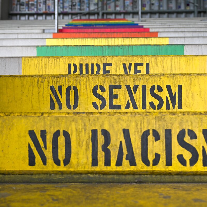 Bunte Treppenstufen im Fußballstadion schaffen Bewusstsein für Sexismus und Ausgrenzung.  | © IMAGO / osnapix