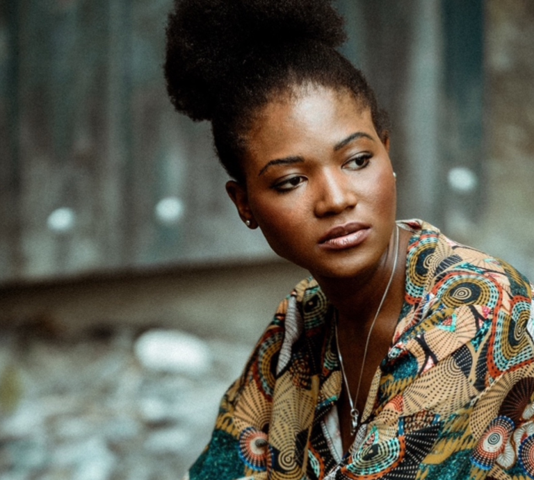 Porträt der Autorin Sanata Doumbia-Milkereit  | © Simon Rue | Porträt der Autorin Sanata Doumbia-Milkereit 