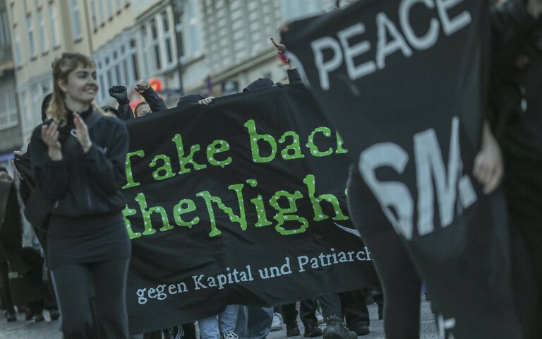 Take Back The Night Demo 2024 in Hamburg | Foto: IMAGO / Moritz Schlenk