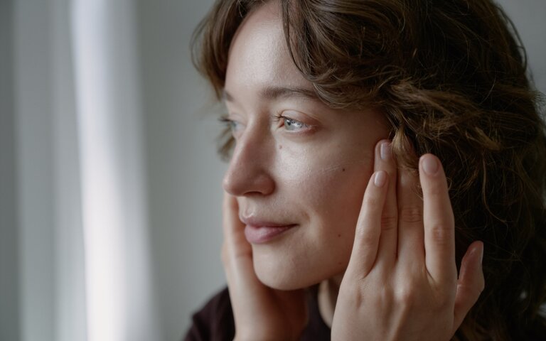 Junge Frau nutzt die Gesichtscreme Rose von Dr. Hauschka.  | © Dr. Hauschka | Dedicated to you.