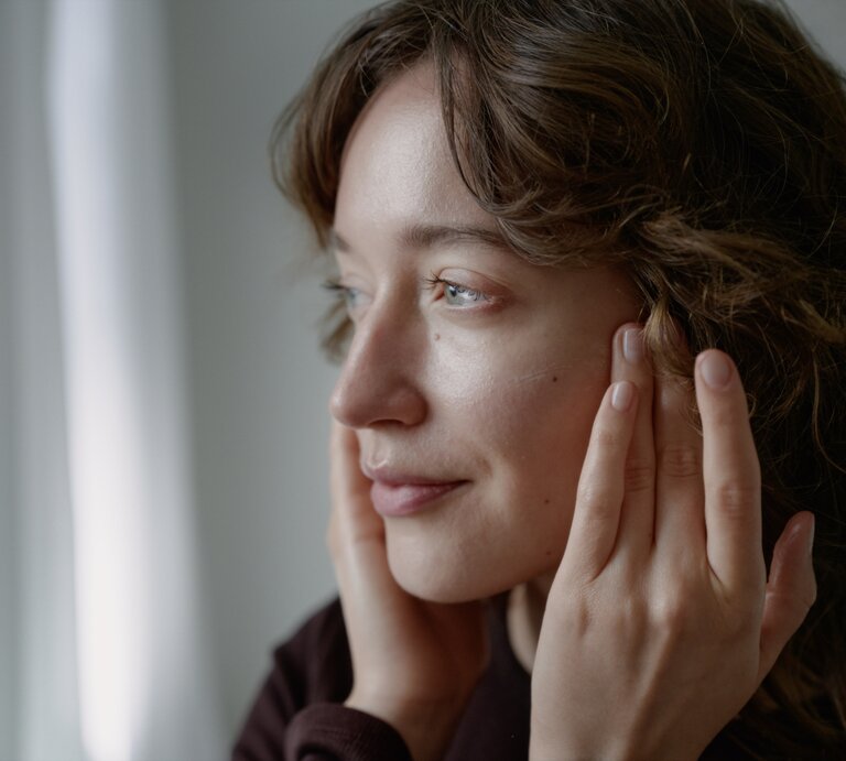 Junge Frau nutzt die Gesichtscreme Rose von Dr. Hauschka.  | © Dr. Hauschka | Dedicated to you.