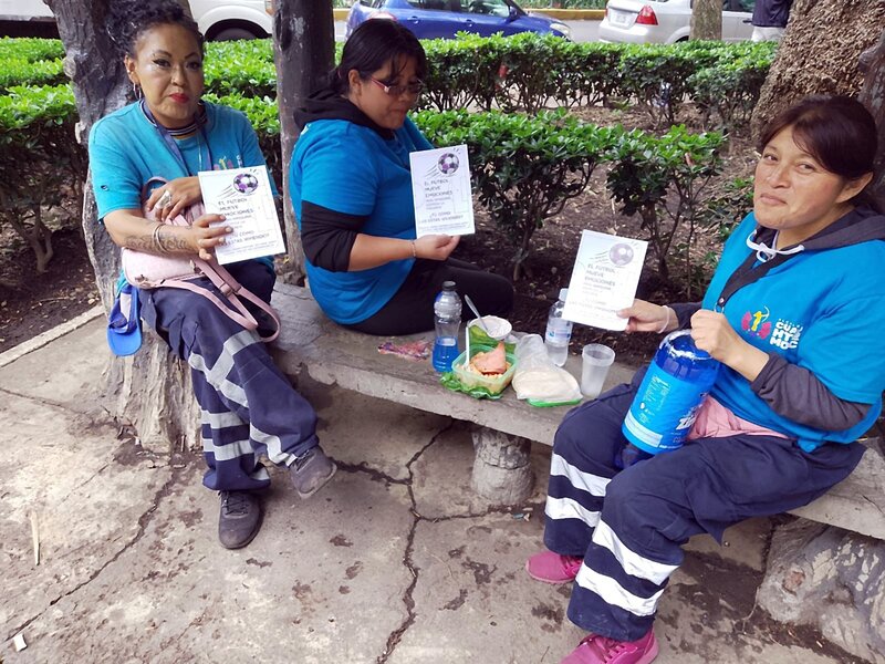 Drei Frauen von RNR verteilen am Stadion in Mexiko Flyer, die über häuslicher Gewalt aufklären.  | © Red Nacional de Refugios / Wendy Figueroa Morales