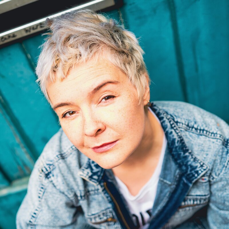 Anna-Sophia Lumpe, kurze blonde Haare, Jeansjacke, ist die Protagonistin der 73. Folge von Echt&Unzensiert.  | © Benedikt Hahn
