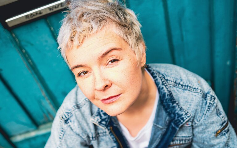 Anna-Sophia Lumpe, kurze blonde Haare, Jeansjacke, ist die Protagonistin der 73. Folge von Echt&Unzensiert.  | © Benedikt Hahn