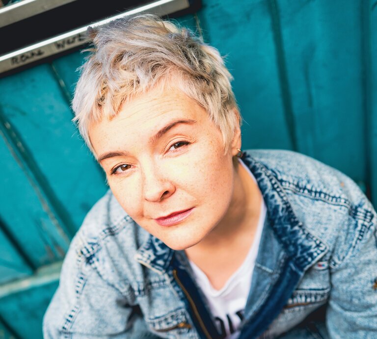 Anna-Sophia Lumpe, kurze blonde Haare, Jeansjacke, ist die Protagonistin der 73. Folge von Echt&Unzensiert.  | © Benedikt Hahn
