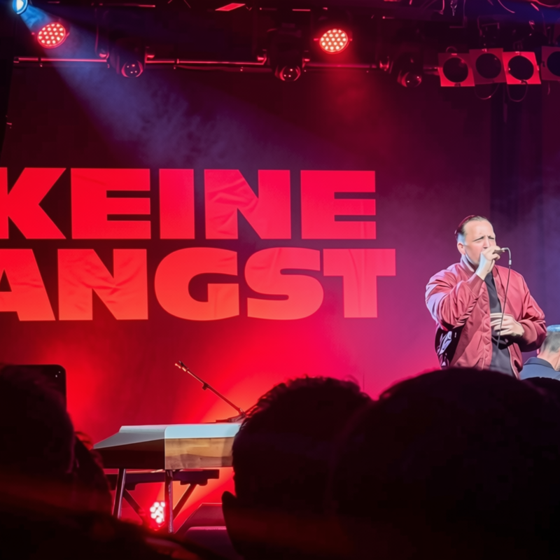Danger Dan und Igor Levit performen "Keine Angst" im Columbia Theater.  | © Edition F