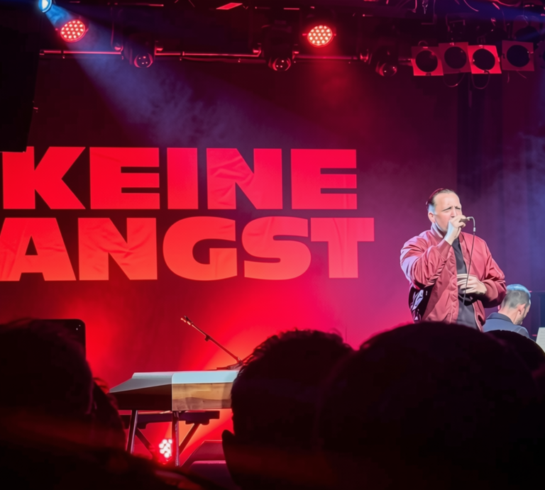 Danger Dan und Igor Levit performen "Keine Angst" im Columbia Theater.  | © Edition F