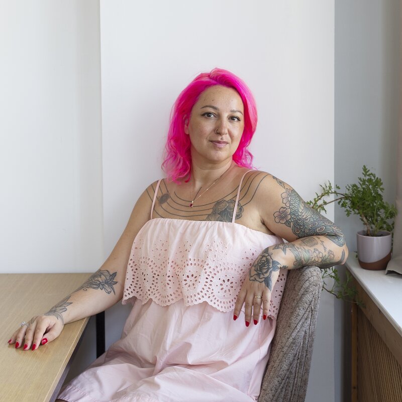 Sibel Schick, Autorin und Journalistin, im Porträt.  | © Cihan Çakmak