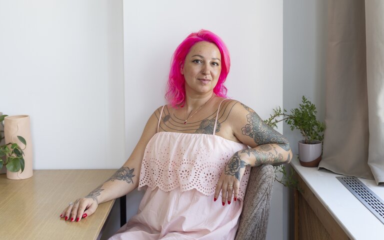 Sibel Schick, Autorin und Journalistin, im Porträt.  | © Cihan Çakmak
