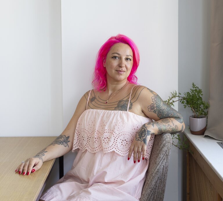 Sibel Schick, Autorin und Journalistin, im Porträt.  | © Cihan Çakmak