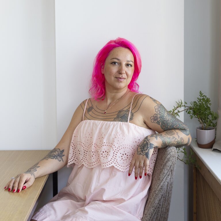 Sibel Schick, Autorin und Journalistin, im Porträt.  | © Cihan Çakmak