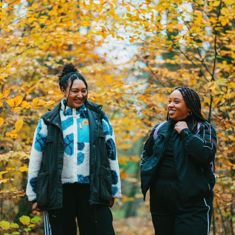 Julia und Djenna haben Black Hike Hamburg gegründet.  | © Vivian Mule