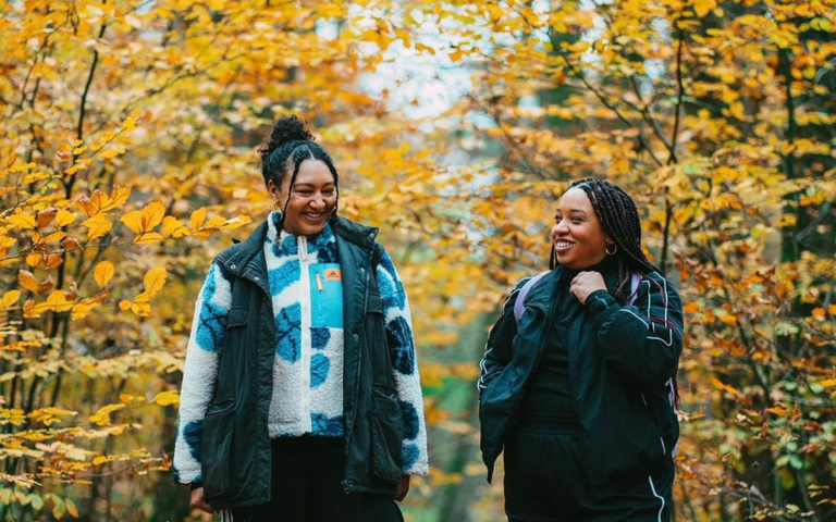 Julia und Djenna haben Black Hike Hamburg gegründet.  | © Vivian Mule