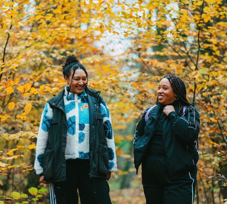 Julia und Djenna haben Black Hike Hamburg gegründet.  | © Vivian Mule