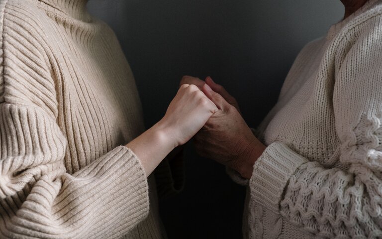 Mutter und Tochter im Gespräch.  | © Cottonbro | Pexels