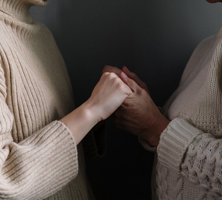 Mutter und Tochter im Gespräch.  | © Cottonbro | Pexels