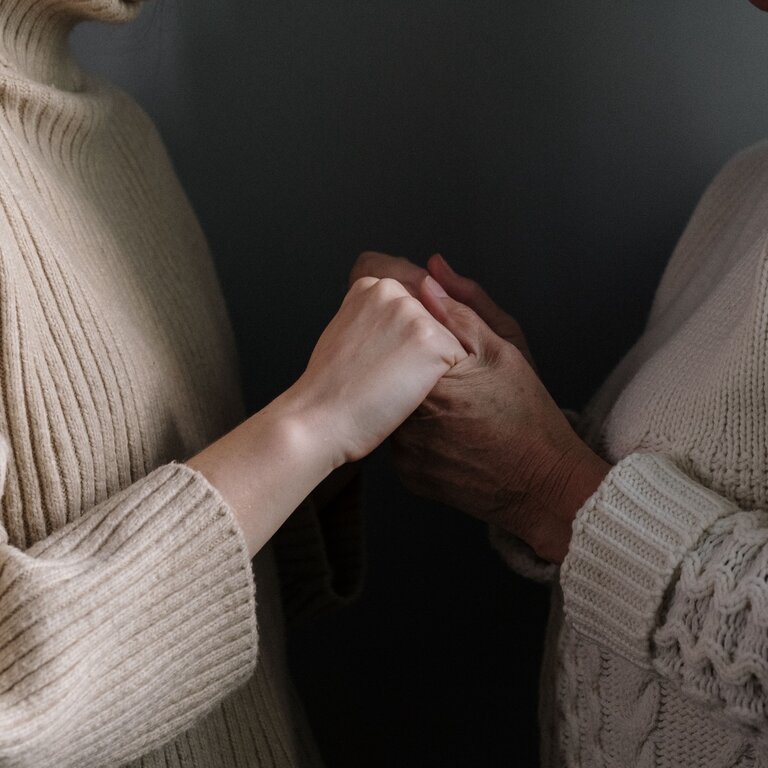 Mutter und Tochter im Gespräch.  | © Cottonbro | Pexels