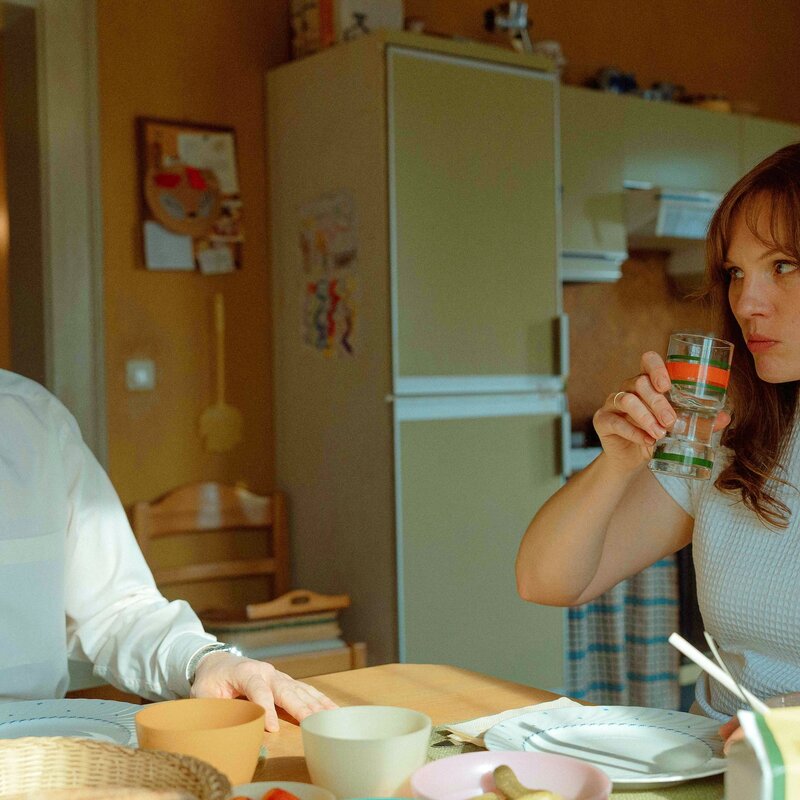 © Tobis Film, Luis Zeno Kuhn: „Schau dich doch mal an!“ – Cornelia (Rosalie Thomass) und Werner (Golo Euler) am Esstisch. 