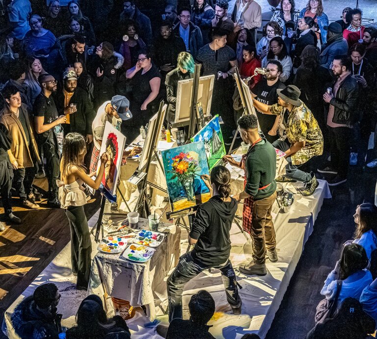 Viele junge Leute stehen zusammen, machen Kunst, trinken, unterhalten sich. Die Grenze zwischen echt und unecht verschwimmt.  | © Unsplash | Cord Allman 