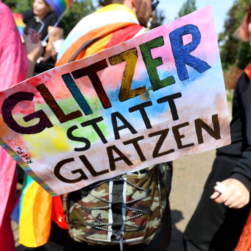 Demoschild: "Glitzer statt Glatz" | © IMAGO / Müller-Stauffenberg