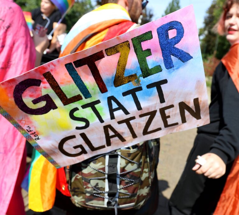 Demoschild: "Glitzer statt Glatz" | © IMAGO / Müller-Stauffenberg