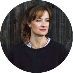 Autorin Fiona Rohde im Porträt | © Leah Kunz