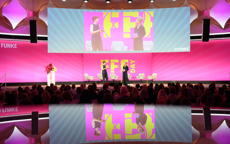 Anne-Kathrin Heier und Yvonne Weiß von FUNKE auf der Hauptbühne beim FFF DAY 2025:  | © FUNKE Foto Services