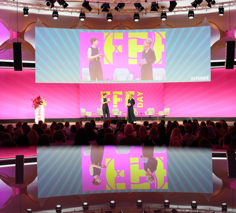 Anne-Kathrin Heier und Yvonne Weiß von FUNKE auf der Hauptbühne beim FFF DAY 2025:  | © FUNKE Foto Services