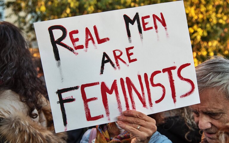 Demonstration in Italien zwei Tage vor dem Internationalen Tag zur Beseitigung der Gewalt gegen Frauen und Mädchen | © IMAGO / NurPhoto