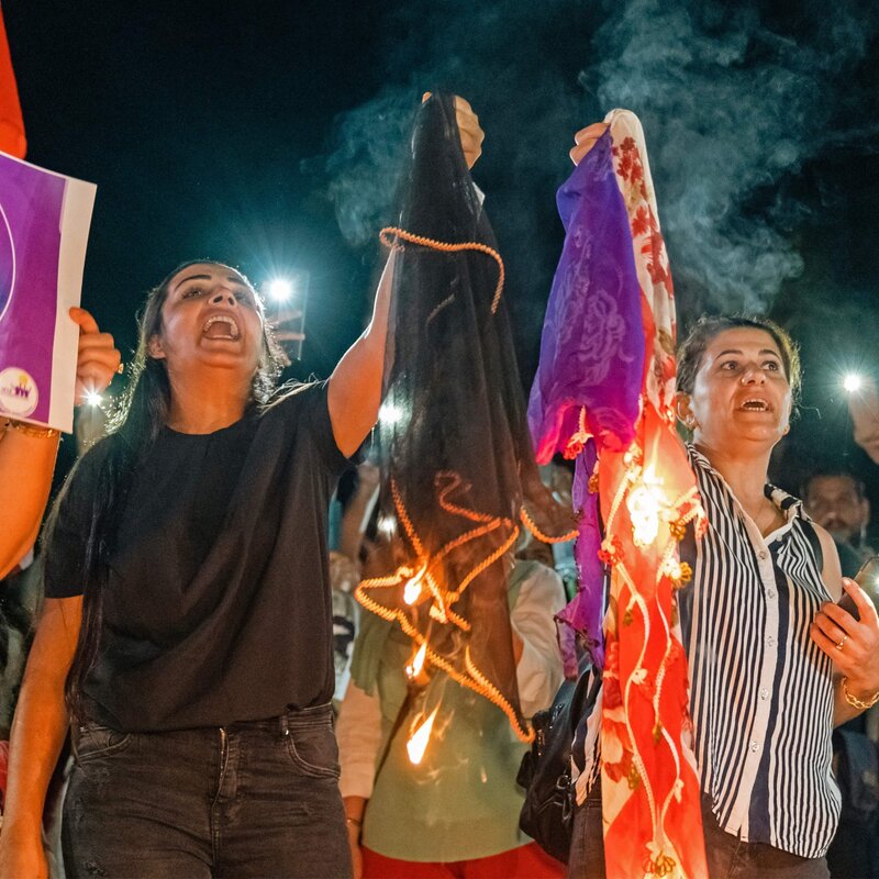 Protest in Solidarität mit den Menschen im Iran, die gegen das Mullah-Regime auf die Straße gehen. Foto: David Vujanovic | Getty Images | © Protest in Solidarität mit den Menschen im Iran, die gegen das Mullah-Regime auf die Straße gehen. Foto: David Vujanovic | Getty Images