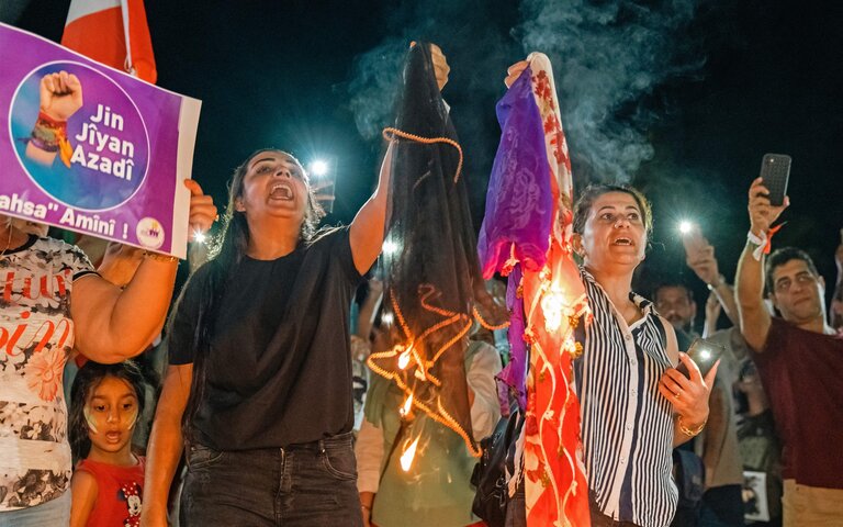 Protest in Solidarität mit den Menschen im Iran, die gegen das Mullah-Regime auf die Straße gehen. Foto: David Vujanovic | Getty Images | © Protest in Solidarität mit den Menschen im Iran, die gegen das Mullah-Regime auf die Straße gehen. Foto: David Vujanovic | Getty Images