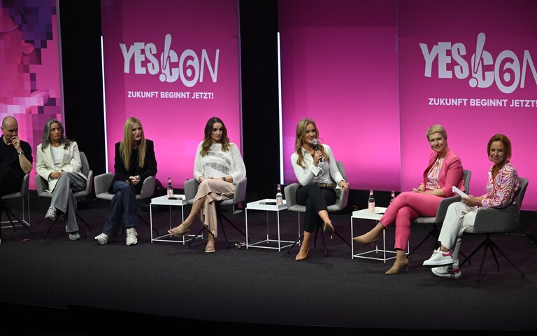 Prominente Panelist*innen teilen ihre Geschichte und machen anderen Krebspatient*innen Mut. | © Foto: Reto Klar | FUNKE Foto Service