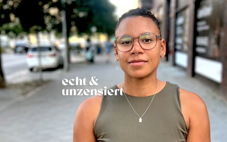 Ärztin Sara Arewa steht auf einem Bürgersteig und lächelt in die Kamera. | © Sara Arewa