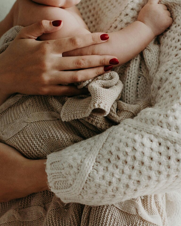 Mutter hält ihr Kind im Arm | © Foto: Kristina Paukshtite | Pexels