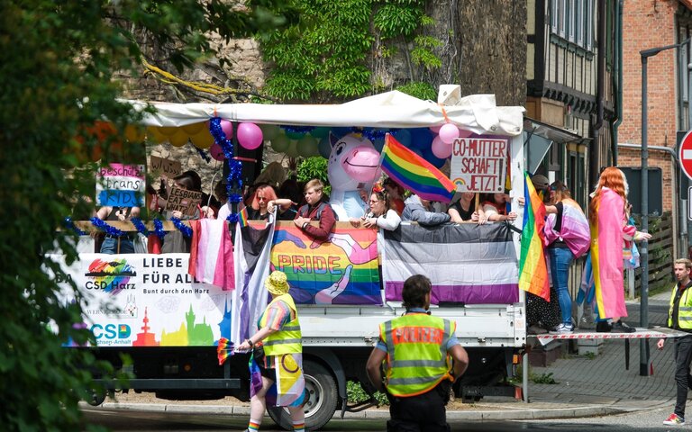 Wagen mit Pride-Besucher*innen fährt durch Wernigerode. Es ist bunt, aber weniger bunt als in den letzten Jahren, weil die Bedrohungslage größer ist. | © Foto: IMAGO | Frank Drechsler